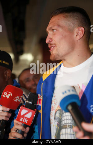 Kiev, Ukraine. 18th septembre 2016. Le 18 septembre 2016, Alexander Usyk, nouveau champion du monde de poids-croisière de l'Ukraine, est arrivé à Kiev de Varsovie après avoir remporté la victoire contre Krzysztof Glowacki à Gdansk le 17 septembre. Usyk a été rencontré comme un héros national, avec son entraîneur américain James Ali Bashir. Usyk a déclaré qu'il aimerait lancer l'unification des ceintures de poids-croisière à partir de la lutte contre le champion de WBC Briton Tony Bellew. Banque D'Images