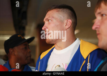 Kiev, Ukraine. 18th septembre 2016. Le 18 septembre 2016, Alexander Usyk, nouveau champion du monde de poids-croisière de l'Ukraine, est arrivé à Kiev de Varsovie après avoir remporté la victoire contre Krzysztof Glowacki à Gdansk le 17 septembre. Usyk a été rencontré comme un héros national, avec son entraîneur américain James Ali Bashir. Usyk a déclaré qu'il aimerait lancer l'unification des ceintures de poids-croisière à partir de la lutte contre le champion de WBC Briton Tony Bellew. Banque D'Images