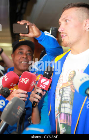 Kiev, Ukraine. 18th septembre 2016. Le 18 septembre 2016, Alexander Usyk, nouveau champion du monde de poids-croisière de l'Ukraine, est arrivé à Kiev de Varsovie après avoir remporté la victoire contre Krzysztof Glowacki à Gdansk le 17 septembre. Usyk a été rencontré comme un héros national, avec son entraîneur américain James Ali Bashir. Usyk a déclaré qu'il aimerait lancer l'unification des ceintures de poids-croisière à partir de la lutte contre le champion de WBC Briton Tony Bellew. Banque D'Images