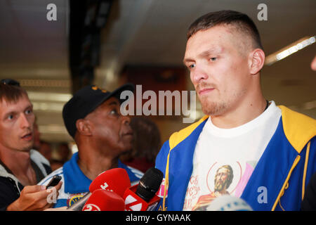 Kiev, Ukraine. 18th septembre 2016. Le 18 septembre 2016, Alexander Usyk, nouveau champion du monde de poids-croisière de l'Ukraine, est arrivé à Kiev de Varsovie après avoir remporté la victoire contre Krzysztof Glowacki à Gdansk le 17 septembre. Usyk, champion olympique de Londres 2012, a été rencontré comme un héros national, avec son entraîneur américain James Ali Bashir (laissé à Usyk) partageant les plus grandes louanges. Crédit : DIMAR photo/Alamy Live News Banque D'Images