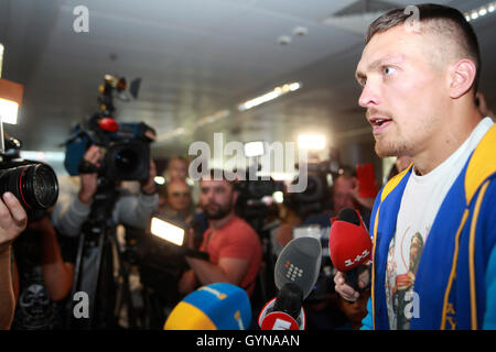 Kiev, Ukraine. 18th septembre 2016. Le 18 septembre 2016, Alexander Usyk, nouveau champion du monde de poids-croisière de l'Ukraine, est arrivé à Kiev de Varsovie après avoir remporté la victoire contre Krzysztof Glowacki à Gdansk le 17 septembre. Usyk, champion olympique de Londres 2012, a été rencontré comme un héros national, avec son entraîneur américain James Ali Bashir (laissé à Usyk) partageant les plus grandes louanges. Crédit : DIMAR photo Banque D'Images