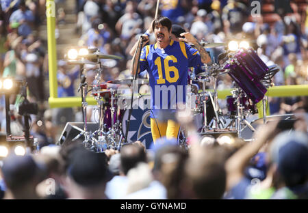 Los Angeles, Californie, USA. 18 Sep, 2016. Les Red Hot Chili Peppers' le chanteur Anthony Kiedis effectue avant un match de football entre les NFL Los Angeles Rams et les Seattle Seahawks au Los Angeles Memorial Coliseum, dimanche, 18 Septembre, 2016, à Los Angeles. Ringo : crédit Chiu/ZUMA/Alamy Fil Live News Banque D'Images