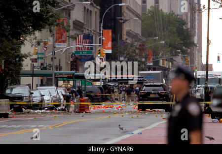 Manhattan, New York, USA. 18 Sep, 2016. La police, et le personnel d'application de divers organismes d'examiner le domaine d'indices le matin après la nuit dernière, l'explosion au New York's West 23e Rue, entre la 6e et 7e avenues de la Chelsea de Manhattan. La vue est à l'est sur la 23e rue, à partir de la 7e Avenue vers la 6ème Avenue. La région est marquée d'indices au milieu des débris. 29 personnes ont été blessées dans l'explosion, qui a été décrit par des fonctionnaires comme intentionnelle. Crédit : Adam Stoltman/Alamy Live News Banque D'Images