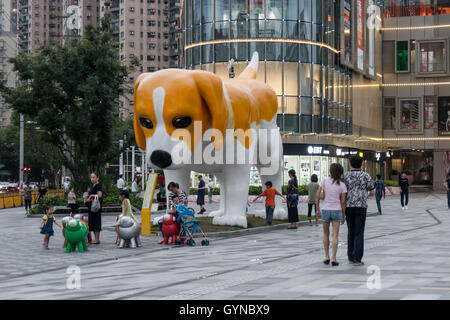 Shanghai, Chine. 19 Sep, 2016. A 5,5 m de haut statue de chien Bingo peut être vu sur une place à Shanghai, en face de laquelle il y a sept statues de petits moutons de différentes couleurs. Crédit : SIPA Asie/ZUMA/Alamy Fil Live News Banque D'Images