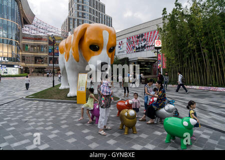 Shanghai, Chine. 19 Sep, 2016. A 5,5 m de haut statue de chien Bingo peut être vu sur une place à Shanghai, en face de laquelle il y a sept statues de petits moutons de différentes couleurs. Crédit : SIPA Asie/ZUMA/Alamy Fil Live News Banque D'Images