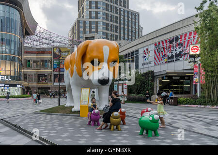 Shanghai, Chine. 19 Sep, 2016. A 5,5 m de haut statue de chien Bingo peut être vu sur une place à Shanghai, en face de laquelle il y a sept statues de petits moutons de différentes couleurs. Crédit : SIPA Asie/ZUMA/Alamy Fil Live News Banque D'Images