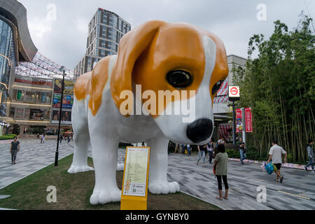 Shanghai, Chine. 19 Sep, 2016. A 5,5 m de haut statue de chien Bingo peut être vu sur une place à Shanghai, en face de laquelle il y a sept statues de petits moutons de différentes couleurs. Crédit : SIPA Asie/ZUMA/Alamy Fil Live News Banque D'Images