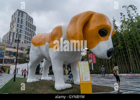 Shanghai, Chine. 19 Sep, 2016. A 5,5 m de haut statue de chien Bingo peut être vu sur une place à Shanghai, en face de laquelle il y a sept statues de petits moutons de différentes couleurs. Crédit : SIPA Asie/ZUMA/Alamy Fil Live News Banque D'Images