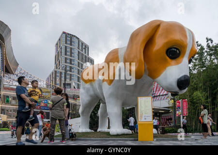 Shanghai, Chine. 19 Sep, 2016. A 5,5 m de haut statue de chien Bingo peut être vu sur une place à Shanghai, en face de laquelle il y a sept statues de petits moutons de différentes couleurs. Crédit : SIPA Asie/ZUMA/Alamy Fil Live News Banque D'Images