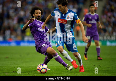 Barcelone. L'Espagne. 18 Sep, 2016. Le Real Madrid Marcelo (L) le dispute à l'Espanyol Javi Lopez (R) au cours de la ligue espagnole, match de football entre l'Espanyol et Real Madrid C.F. au stade RCDE de Cornella El Prat de Barcelone. L'Espagne, 18 septembre 2016. Le Real Madrid a gagné 2-0. Credit : Lino De Vallier/Xinhua/Alamy Live News Banque D'Images