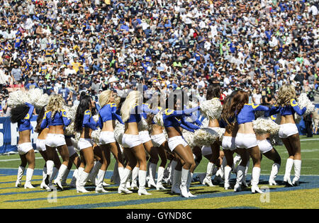 Los Angeles, Californie, USA. 18 Sep, 2016. Los Angeles Rams cheerleaders effectuer lors d'un match de football entre les NFL Los Angeles Rams et les Seattle Seahawks au Los Angeles Memorial Coliseum, dimanche, 18 Septembre, 2016, à Los Angeles. Ringo : crédit Chiu/ZUMA/Alamy Fil Live News Banque D'Images