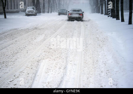 17 décembre 2009 - Des voitures roulant sur route glissante lors de fortes chutes de neige © Igor Goiovniov/ZUMA/Alamy Fil Live News Banque D'Images