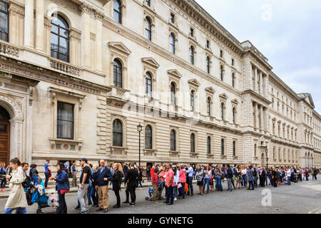 Londres, Royaume-Uni, 18 septembre 2016. Les gens attendent patiemment dans les files d'attente de plus d'1 heure. De longues files d'attente deux fois la longueur de la forme de bâtiment à l'extérieur du ministère des Affaires étrangères et du Commonwealth (FCO). Le gouvernement victorien classé Grade I de la construction, du logement et de l'Inde Cour Durbar office de salle du conseil, entre autres éléments historiques, fait partie de l'Open House Londres week-end, ce qui permet au public d'avoir accès à plus de 750 bâtiments et sites dans la capitale, et est le plus grand festival annuel d'architecture et de design à Londres. Banque D'Images