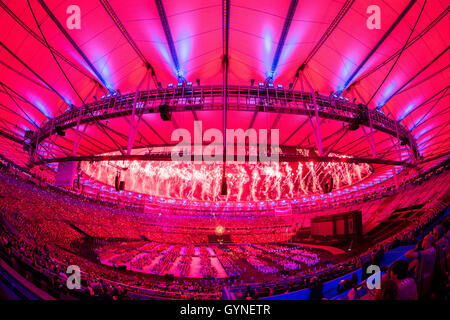D'artifice exploser au-dessus du stade Maracanã lors de la cérémonie de clôture des Jeux Paralympiques de 2016 de Rio, Rio de Janeiro, Brésil, le 18 septembre 2016. Photo : Jens Buettner/dpa Banque D'Images