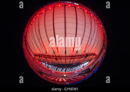 D'artifice exploser au-dessus du stade Maracanã lors de la cérémonie de clôture des Jeux Paralympiques de 2016 de Rio, Rio de Janeiro, Brésil, le 18 septembre 2016. Photo : Jens Buettner/dpa Banque D'Images