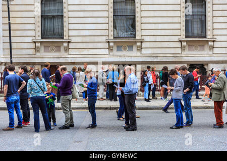 Londres, Royaume-Uni, 18 septembre 2016. Les gens attendent patiemment dans les files d'attente de plus d'1 heure. De longues files d'attente deux fois la longueur de la forme de bâtiment à l'extérieur du ministère des Affaires étrangères et du Commonwealth (FCO). Le gouvernement victorien classé Grade I de la construction, du logement et de l'Inde Cour Durbar office de salle du conseil, entre autres éléments historiques, fait partie de l'Open House Londres week-end, ce qui permet au public d'avoir accès à plus de 750 bâtiments et sites dans la capitale, et est le plus grand festival annuel d'architecture et de design à Londres. Banque D'Images