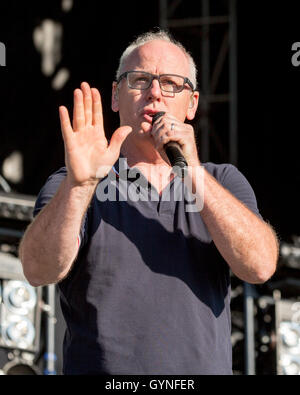 Chicago, Illinois, USA. 18 Sep, 2016. GREG GRAFFIN de Bad Religion effectue live au Douglas Park pendant Riot Fest à Chicago, Illinois Crédit : Daniel DeSlover/ZUMA/Alamy Fil Live News Banque D'Images