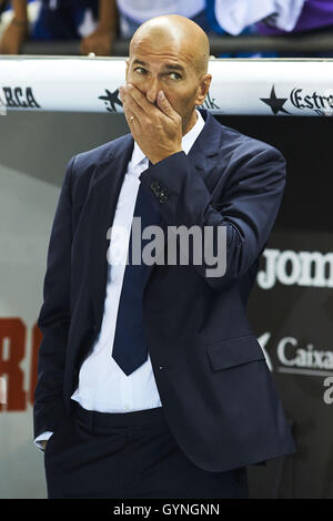 Barcelone, Espagne. 18 Sep, 2016. Zinedine Zidane (entraîneur Real Madrid CF), au cours de la Liga match de football entre l'Espanyol et Real Madrid CF, à la stade Cornella-El Prat à Barcelone, en Espagne, dimanche 18 septembre 2016. Crédit photo : S.Lau : dpa/Alamy Live News Banque D'Images