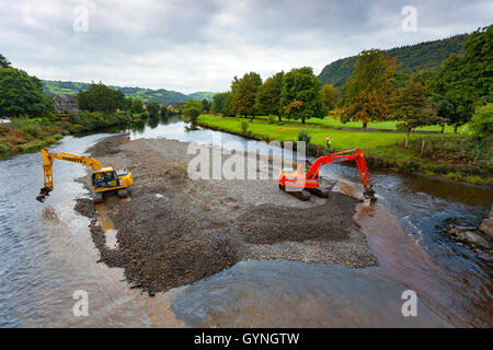 Les défenses contre les inondations - l'autorisation a été accordée et le travail commence sur le dragage de la rivière Conwy pour prévenir les inondations dans la vallée qui est notoire pour l'inondation. Banque D'Images