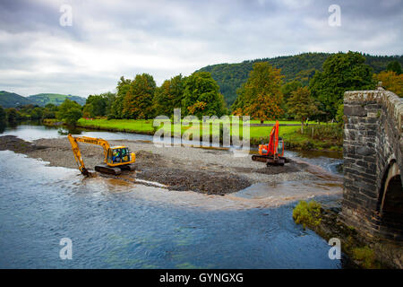 L'autorisation a été accordée et le travail commence sur le dragage de la rivière Conwy pour prévenir les inondations dans la vallée qui est notoire pour l'inondation. Diggers at work l'excavation de la rivière pour l'hiver Banque D'Images