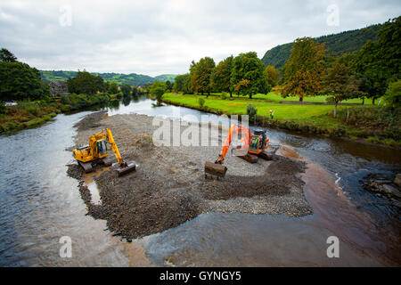 L'autorisation a été accordée et le travail commence sur le dragage de la rivière Conwy pour prévenir les inondations dans la vallée qui est notoire pour l'inondation. Diggers at work l'excavation de la rivière pour l'hiver Banque D'Images