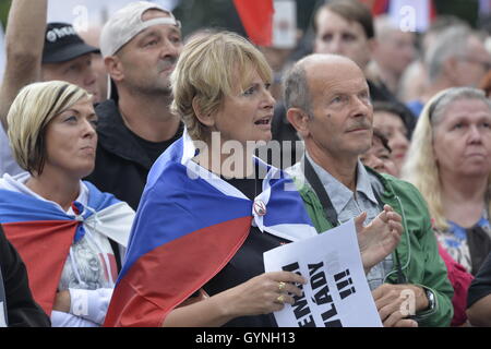 Prague, République tchèque. 17 Sep, 2016. Rallye Czexit - lutter pour notre culture et pays sûr a eu lieu sur la place Venceslas, à Prague, République tchèque, le 17 septembre 2016. © Michal Dolezal/CTK Photo/Alamy Live News Banque D'Images