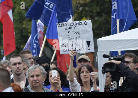 Prague, République tchèque. 17 Sep, 2016. Rallye Czexit - lutter pour notre culture et pays sûr a eu lieu sur la place Venceslas, à Prague, République tchèque, le 17 septembre 2016. © Michal Dolezal/CTK Photo/Alamy Live News Banque D'Images