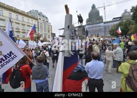 Prague, République tchèque. 17 Sep, 2016. Rallye Czexit - lutter pour notre culture et pays sûr a eu lieu sur la place Venceslas, à Prague, République tchèque, le 17 septembre 2016. © Michal Dolezal/CTK Photo/Alamy Live News Banque D'Images