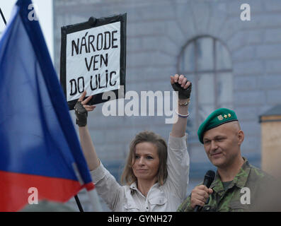 Prague, République tchèque. 17 Sep, 2016. Rallye Czexit - lutter pour notre culture et pays sûr a eu lieu sur la place Venceslas, à Prague, République tchèque, le 17 septembre 2016. © Michal Dolezal/CTK Photo/Alamy Live News Banque D'Images