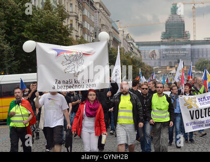 Prague, République tchèque. 17 Sep, 2016. Rallye Czexit - lutter pour notre culture et pays sûr a eu lieu sur la place Venceslas, à Prague, République tchèque, le 17 septembre 2016. © Michal Dolezal/CTK Photo/Alamy Live News Banque D'Images