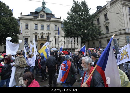 Prague, République tchèque. 17 Sep, 2016. Rallye Czexit - lutter pour notre culture et pays sûr s'est déroulée à Prague, en République tchèque, le 17 septembre 2016. © Michal Dolezal/CTK Photo/Alamy Live News Banque D'Images