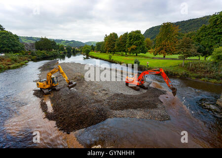 L'autorisation a été accordée et le travail commence sur le dragage de la rivière Conwy pour prévenir les inondations dans la vallée qui est notoire pour l'inondation. Diggers at work l'excavation de la rivière pour l'hiver Banque D'Images