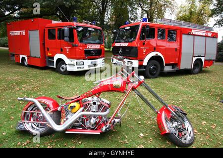 Siek, Allemagne. 18 Sep, 2016. Un feu Orange County Choppers OCC Bike pourrait être vu à la station de pompiers à Siek. La Harley Davidson a été construit 2003 pour honorer les 343 soldats du feu qui ont perdu leur vie au cours de la des mesures de sauvetage des attaques terroristes du 11 septembre 2001 au World Trade Center de New York. Dans le monde d'utilisation | © dpa/Alamy Live News Banque D'Images