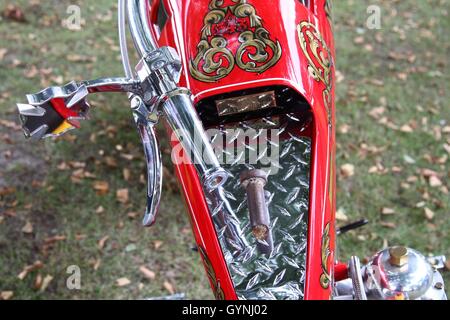 Siek, Allemagne. 18 Sep, 2016. Un feu Orange County Choppers OCC Bike pourrait être vu à la station de pompiers à Siek. La Harley Davidson a été construit 2003 pour honorer les 343 soldats du feu qui ont perdu leur vie au cours de la des mesures de sauvetage des attaques terroristes du 11 septembre 2001 au World Trade Center de New York. Dans le monde d'utilisation | © dpa/Alamy Live News Banque D'Images