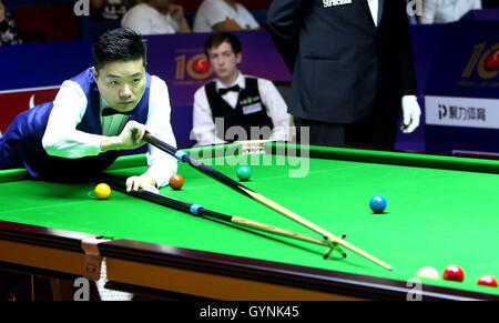 Shanghai, Chine. 19 Sep, 2016. La Chine Ding Junhui (L) fait concurrence au cours du match contre l'Ecosse de Scott Donaldson à la World Snooker 2016 Masters de Shanghai à Shanghai, la Chine orientale, le 19 septembre 2016. Credit : Fan Jun/Xinhua/Alamy Live News Banque D'Images