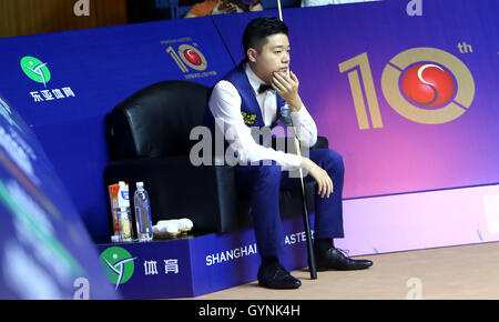 Shanghai, Chine. 19 Sep, 2016. La Chine Ding Junhui se repose pendant le match contre l'Ecosse de Scott Donaldson à la World Snooker 2016 Masters de Shanghai à Shanghai, la Chine orientale, le 19 septembre 2016. Credit : Fan Jun/Xinhua/Alamy Live News Banque D'Images