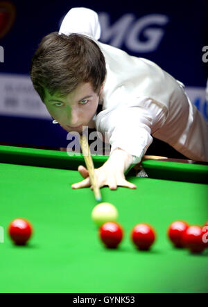 Shanghai, Chine. 19 Sep, 2016. Scotland's Scott Donaldson est en compétition lors du match contre la Chine à l'Ding Junhui World Snooker 2016 Masters de Shanghai à Shanghai, la Chine orientale, le 19 septembre 2016. Credit : Fan Jun/Xinhua/Alamy Live News Banque D'Images