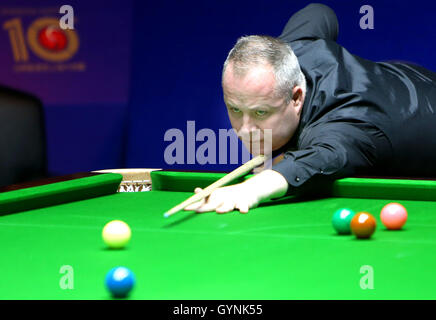 Shanghai, Chine. 19 Sep, 2016. John Higgins l'Écosse en compétition lors du match contre l'Angleterre à la Selt Matthieu World Snooker 2016 Masters de Shanghai à Shanghai, la Chine orientale, le 19 septembre 2016. Credit : Fan Jun/Xinhua/Alamy Live News Banque D'Images