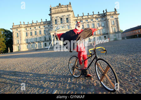 La moto designer Dieter 'Didi' Senft posant devant le château baroque de Ludwigslust comme 'El Diablo' avant le début de la 'Velo Classico Allemagne' avec son vélo est-allemand des années 60 dans la région de Ludwigslust, Allemagne, 18 septembre 2016. Avec roues historiques des années 1920 aux années 1980, et l'appariement vêtements environ 300 personnes ont commencé à l'événement 'Velo Classico Allemagne' dans Ribeira le dimanche matin. Photo : AFP/MARQUES DE BODO Banque D'Images