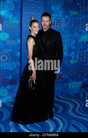 Los Angeles, CA, USA. 18 Sep, 2016. Jaime King, Kyle Newman aux arrivées de HBO pour Post-Emmy Awards Party - Partie 3, la Plaza de Pacific Design Center, Los Angeles, CA Septembre 18, 2016. Credit : James Atoa/Everett Collection/Alamy Live News Banque D'Images