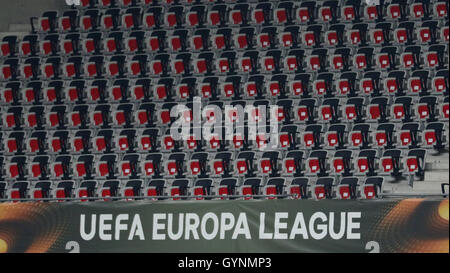 Nice, France. 15 Sep, 2016. Sièges vides peut être vu pendant le jeu à l'Europa League match de football entre l'OGC Nice et le FC Schalke 04 à l'Allianz Riviera de Nice, France, 15 septembre 2016. Schalke a gagné 1-0. Photo : INA FASSBENDER/dpa/Alamy Live News Banque D'Images