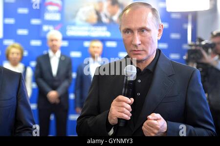 Moscou, Russie. 18 Septembre, 2016. Le président russe Vladimir Poutine parle russe aux médias le parti Russie unie au siège de l'élection de la Douma vote après le 18 septembre 2016 à Moscou, Russie. Le parti Russie unie a remporté 343 sièges sur un total de 450 à la Douma ouvrant la voie pour lui de se présenter pour un quatrième mandat de président. Credit : Planetpix/Alamy Live News Banque D'Images