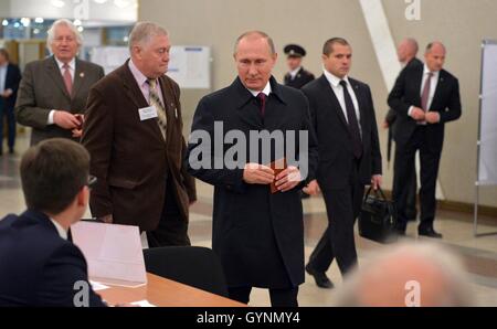 Moscou, Russie. 18 Septembre, 2016. Le président russe Vladimir Poutine le russe s'apprête à voter dans un bureau de scrutin lors d'élections parlementaires le 18 septembre 2016 à Moscou, Russie. Le parti Russie unie a remporté 343 sièges sur un total de 450 à la Douma ouvrant la voie pour lui de se présenter pour un quatrième mandat de président. Credit : Planetpix/Alamy Live News Banque D'Images