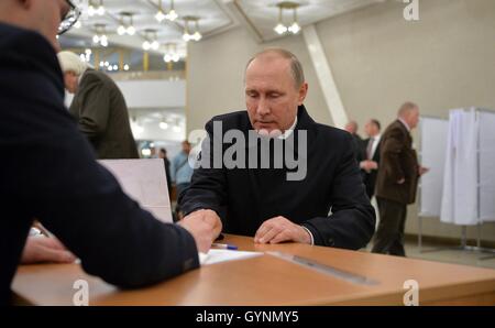 Moscou, Russie. 18 Septembre, 2016. Le président russe Vladimir Poutine le russe s'apprête à voter dans un bureau de scrutin lors d'élections parlementaires le 18 septembre 2016 à Moscou, Russie. Le parti Russie unie a remporté 343 sièges sur un total de 450 à la Douma ouvrant la voie pour lui de se présenter pour un quatrième mandat de président. Credit : Planetpix/Alamy Live News Banque D'Images