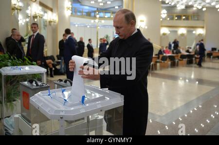 Moscou, Russie. 18 Septembre, 2016. Le président russe Vladimir Poutine Fédération jette son bulletin de vote pendant les élections parlementaires le 18 septembre 2016 à Moscou, Russie. Le parti Russie unie a remporté 343 sièges sur un total de 450 à la Douma ouvrant la voie pour lui de se présenter pour un quatrième mandat de président. Credit : Planetpix/Alamy Live News Banque D'Images