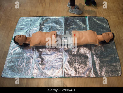 Dresde, Allemagne. 19 Sep, 2016. Avant un exercice de réanimation, nuls peut être vu sur le plancher de l'usine à Dresde, Allemagne, 19 septembre 2016. Le même jour, environ 200 septième année tirés et formés pour la vie simple à des mesures d'économie om 200 poupées d'exercice. Photo : Arno Burgi/ZB/dpa/Alamy Live News Banque D'Images