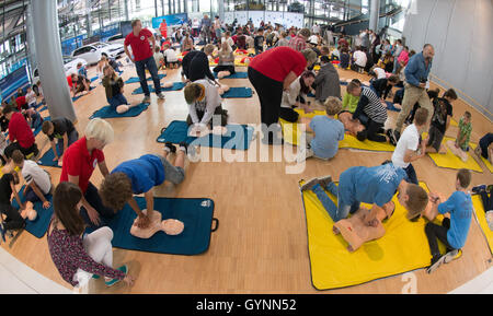 Dresde, Allemagne. 19 Sep, 2016. Autour de 200 septième année ont l'apprentissage et de la formation pour la vie simple à des mesures d'économie sur l'exercice 200 dolls sur le plancher d'une usine à Dresde, Allemagne, 19 septembre 2016. Photo : Arno Burgi/ZB/dpa/Alamy Live News Banque D'Images