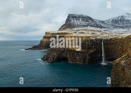 Le Mulafossur en cascade, l'île de Vagar et Gásadalur. Îles Féroé Banque D'Images