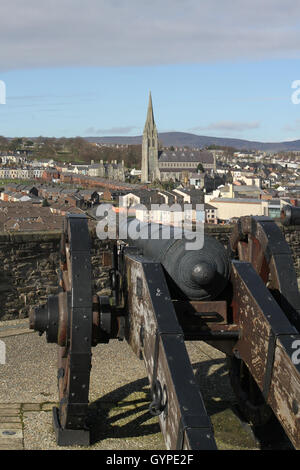 Cannon sur les murs de Londonderry, Irlande du Nord, donnant sur le Bogside de la ville. Banque D'Images