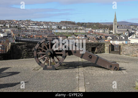 Cannon sur les murs de Londonderry, Irlande du Nord, donnant sur le Bogside de la ville. Banque D'Images